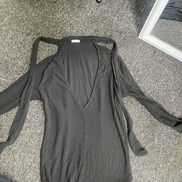 Black long sleeve going on top with tie neck - Picture 2 of 3